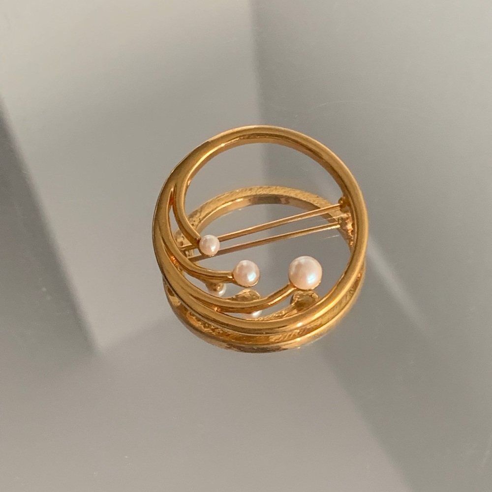 Vintage Monet Gold Tone Circle Pin Brooch with Faux Pearls